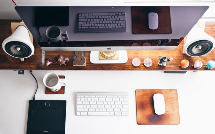 desk-with-apple-products-1080x675